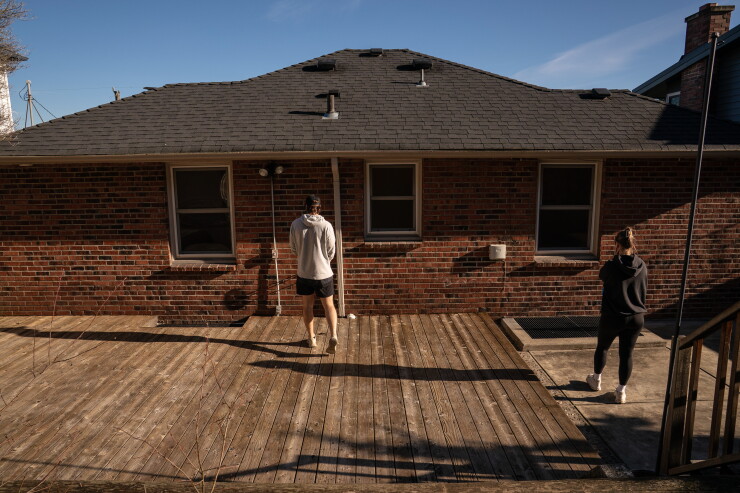 Pending-home sales unexpectedly tick up despite high rates
